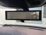 インテリジェントルームミラーです。人や物で視界が遮られてても、車体後部のカメラ映像に切り替えることにより、クリアな後方視界を実現しています。