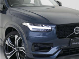 ひときわ印象的なT字型のLEDヘッドライトは、新世代のボルボを象徴するユニークなアイコンとなっています。LEDデイタイム・ランニング・ライトやポジションライト、ウインカーの役割も果たします。