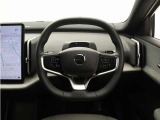 スポーツステアリングホイールのグリップ部には、しっかりとホールドできるスクエアデザインを採用しました。前方の広い視界やドライブ中の膝上のゆとりも考えた独自のデザインです。