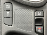 走行モードや駐車に関するスイッチが運転席まわりにまとめられています。文字やマークで用途を確認しやすく、必要な項目を見分けて使える構成です。