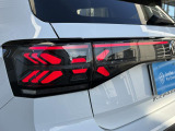 個性的なクロスデザインのLEDテールランプ。ウィンカーには流れるように点滅するダイナミックターンインジケーターを装備。後続車の視線を惹きつけます。