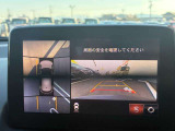 【アラウンドビューモニター】クルマを上から見下ろした視点で、駐車をサポートしてくれます。モニターでしっかりと安全確認!