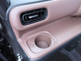 カップホルダーは運転席や助手席からちょうど手の届く位置です!!
