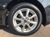 【純正アルミホイール】です!車両デザインに合わせてホイールをデザインしているため、見た目にもカッコイイアルミホイール♪洗車もラクチンで錆びません。