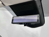 スマートルームミラーで後方の映像がルームミラーで確認できます。