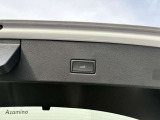 電動バックドアを装備。両手がふさがっていても、バンパー下に足を入れるだけでオープンできます