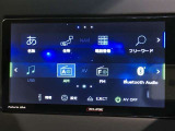 Bluetooth(ブルートゥース)接続機能付き。スマートフォンなどからお気に入りの音楽をワイヤレス再生できます。ドライブがさらに楽しくなりますね。