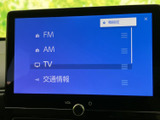 FM・AMラジオやテレビ、交通情報などの選択肢が画面に並び、利用したい項目を確認しやすい表示です。お好みの音源や情報を選んで、日常の移動に活用できます。