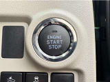 エンジンスタートボタンです。キーが車内にあれば、エンジンの始動・停止はブレーキを踏んでスイッチを押すだけ!キーを取り出す手間を省き、ワンプッシュでエンジンを操作するので簡単でスムーズです。