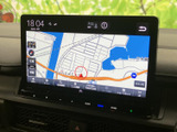 地図を大きく表示でき、現在地や周辺の道路を画面上で確認しやすい構成です。目的地の確認やルート設定など、日々のお出かけをサポートする便利な装備として活用いただけます。