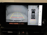 パノラミックビューモニターを装備。駐車場や交差点でクルマを真上から見るように周囲を確認できます。機能の詳細は販売店スタッフまでおたずねください。