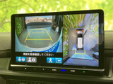 後方の映像に加え、車両周辺を上から見た表示も確認できます。駐車時に周囲の状況を把握しやすく、バックでの車庫入れや狭い場所での取り回しをサポートします。