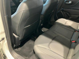 【リアシート】屋根までの高さがある車のため、大人の方でも圧迫感が少なく乗車出来ます。足元は広く取られているため、ゆったりとお乗り頂けます。