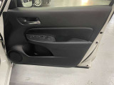 運転席のドアの内張りです。窓とドアミラーのスイッチが手元に並んでいます。