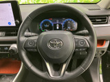 ステアリング上に複数のスイッチを備え、運転姿勢を保ちながら必要な機能にアクセスしやすい配置です。メーターや周囲の操作部も視界に入り、日常の運転を支える使いやすさに配慮されています。
