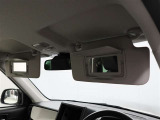 運転席と助手席にちょっとした身だしなみのチェックに便利なバニティミラー付サンバイザー♪