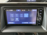AM・FMラジオやディスク、Bluetoothなど、複数の音源を画面から選択できます。表示が整理されており、聴きたい音源を確認しながら切り替えられる便利な装備です。