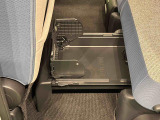 中敷きを立ち上げれば、倒れやすい荷物も安定して積める置きラクボックスが標準装備