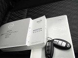 バック、ポケットの中に入れたままで、ドアロック、アンロック、 エンジンスタート出来ます。インテリジェントキー。取扱節経書と整備記録簿