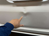 バックドアの写真です。指で示したところにへこみがあります。
