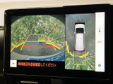 後方と車両周囲の映像を画面で確認でき、駐車時の周囲確認をサポートします。ガイド線も表示され、駐車位置を把握する際に役立ちます。