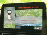 後方の映像に加え、車両周辺を上から捉えた表示も確認でき、駐車時の周囲確認をサポートします。目安線も画面に表示されるため、車庫入れの際に役立つ装備です。