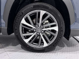 アルミホイールを装備、タイヤサイズは225/50R18です。