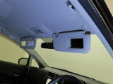 運転席と助手席にバニティミラーを装備しております。