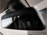 MINIではルームミラーの裏側にETCの車載器が内蔵されており、別途で車載器の購入必要なしで非常にスマート。皆様が驚かれるポイントのでもあります