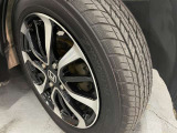タイヤとアルミホイールを近くから撮った写真です。タイヤの横にYOKOHAMAの文字が見えます。