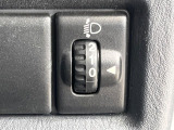 【ヘッドライトレベライザー】荷物等により車の姿勢ごとヘッドライトが上向きになってしまう時に活躍します。レベライザーによって、上向きとなってしまったロービームの照らす方向を下向きにします。