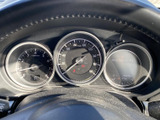 速度やエンジン回転数などの情報を、運転席正面のメーターで確認できます。複数の表示がまとまっており、走行中に必要な情報へ目を向けやすい配置です。日々の運転を支える見やすい計器まわりです。