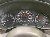 速度やエンジン回転数、燃料残量などを運転席から確認しやすい配置です。中央の表示部にも情報がまとまり、走行中に必要な車両情報をひと目で把握しやすくなっています。