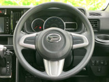 握りやすい円形のステアリングを中心に、メーターや空調吹き出し口が運転席前方に配置されています。視界を妨げにくいすっきりした周辺レイアウトで、日々の運転を支えます。