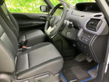 運転席まわりは前方を見渡しやすく、シートもゆったりとした形状です。落ち着いた色調の室内に清潔感があり、毎日の移動を気持ちよく始められます。