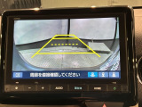 リバースギアに入れるだけで後方の表示へ切り替わります。夜間や雨の日の駐車も楽になりますよ。
