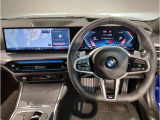 【ハンドル】ドライバーとBMW車の一体感がダイレクトに伝わるステアリングホイール。形状・太さへの拘りに加えて、操作性を高める為にスイッチ類も配置。クイックかつ安定のドライビングを体感下さい!