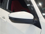 ◆ドアミラーウインカー◆ドアミラーにウインカーを装備しています。対向車に自身の進行方向を合図し安全に運転できます。