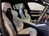 【コックピットシート】BMW車の主役席。車体中央にくる様に配置し車両重心とが一致する事でドライバーと車との一体感あるドライビングを実現。人間工学に基づき形成した形状が長時間のドライブ疲労も軽減します!
