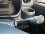 運転席の右のドリンクホルダーです。ライトのレバーにAUTOの位置があり、暗くなると自動で点きます。