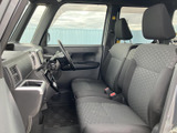 前席からは大きな窓越しに周囲を見渡せ、開放感のある車内で過ごせます。左右のシートは落ち着いた色調で、座面にもゆとりが感じられ、日常の移動を快適に支えます。