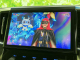 テレビ番組を画面いっぱいに表示でき、停車中の休憩時間にも映像をお楽しみいただけます。画面が大きく内容を確認しやすいため、お出かけ先での待ち時間などにも便利にご活用いただけます。