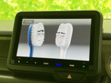 画面にはオーディオの再生に関連するビジュアルが表示されています。大きく見やすいディスプレイで、停車中の待ち時間にも画面を楽しめる装備としてご案内します。