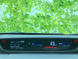 速度や燃料残量などの情報が運転席前方にまとまり、視線を大きく移さず確認しやすい配置です。表示が見やすく整理されており、日々の運転を支える実用的なメーターパネルです。