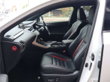 赤いステッチが入った本革シートです。運転席はパワーシート付きです。