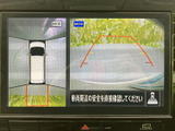 車両周囲と後方の様子を画面で確認でき、駐車時など周辺を把握したい場面で役立ちます。複数の表示を見比べられるため、目視確認とあわせて周囲の状況を確かめられます。