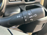 レバーには方向指示器やライト関連の表示があり、操作内容を目で確かめやすい仕様です。周辺の車両や歩行者に合図を送りたい場面で使う装備を、運転席から扱えます。日常の運転を支えます。