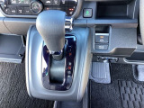 【eコンスイッチ】低燃費運転をサポートするECONモード。スイッチをONすると、エンジンやトランスミッション、A/Cなどを協調制御し、燃費の向上に貢献。エコドライブの効果を高めます。