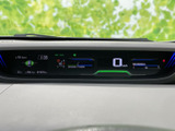 速度やシフト位置、燃料残量などを運転席前方の画面で確認できます。必要な情報がまとまって表示されるため、走行前や停車中にも車両の状況を把握しやすい配置です。