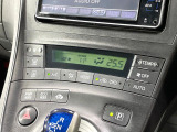 【オートエアコン】一度お好みの温度に設定すれば、車内の温度を検知し風量や温度を自動で調整。暑い&hellip;寒い&hellip;と何度もスイッチ操作をする必要はありません。快適な車内空間には必須の機能ですね♪